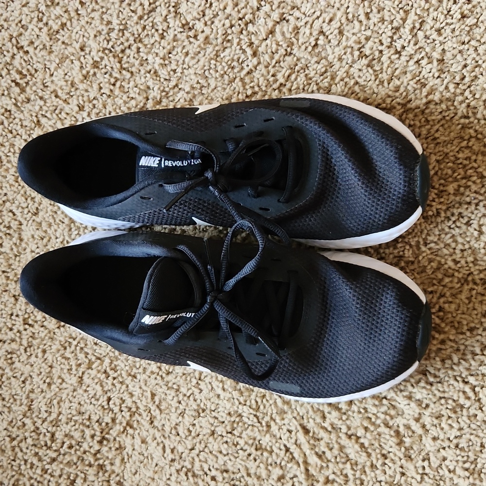 Like New! Nike women's revolution running tennis shoes size 10 1/2
